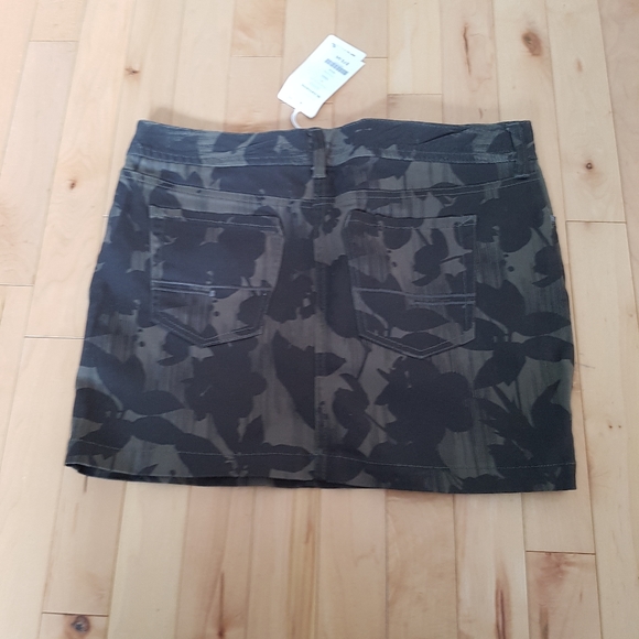 NEW Bench dark olive mini skirt - medium - Picture 2 of 3